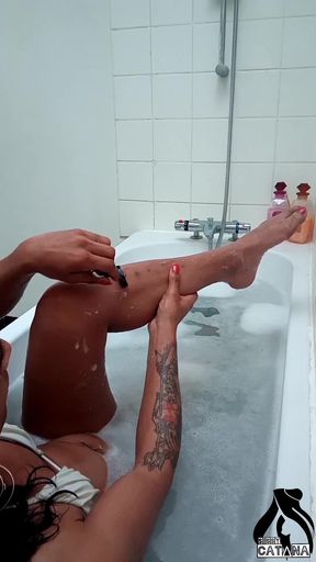 Tswoman's bath time in bikini shaves her legs and pussy, and enjoy to pee