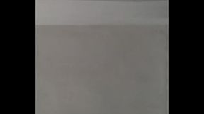 Distra&iacute_da filmada por baixo da saia.