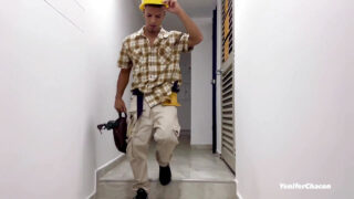 Een Latijns-Amerikaanse brunette met een grote kont geeft een slordige orale seksbeurt aan de goed bedeelde David Bander, die haar vervolgens hard anaal penetreert.