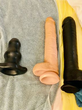 Playing Deeply with my Black 17 Dildo in Hawaii