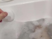 Je joue avec mes pieds sale devant l'ordinateur