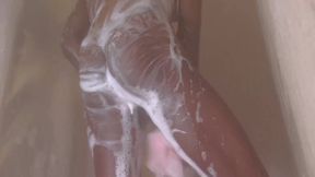 Shaking Ass and Jerkin in the Shower