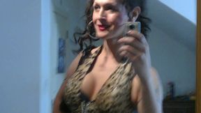 nikki montero es una puta mirandose al espejo