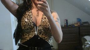 nikki montero es una puta mirandose al espejo