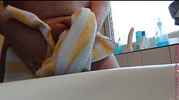 Nylonjunge wäscht seinen Penis