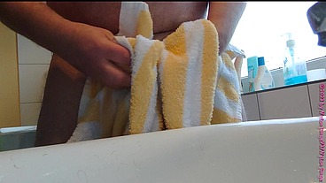 Nylonjunge wäscht seinen Penis