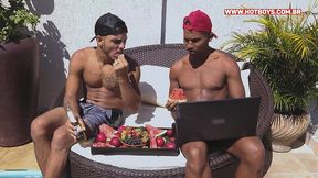 dupla de novinhos fodendo o instrutor da academia na piscina