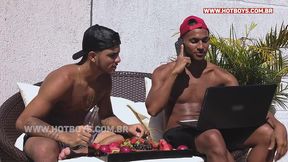 dupla de novinhos fodendo o instrutor da academia na piscina