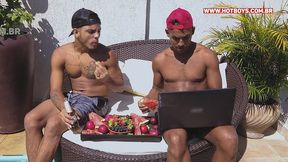 dupla de novinhos fodendo o instrutor da academia na piscina