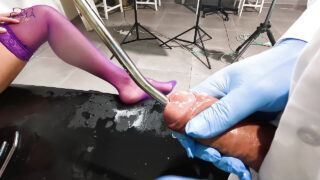 Блондинка-медсестра-мілф з великою задницею Ема в панчохах приймає грубий анальний трах і сильно впорскує