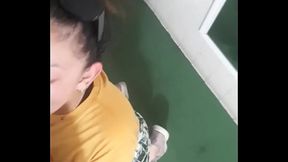 Una rica mamada antes de salir del gym