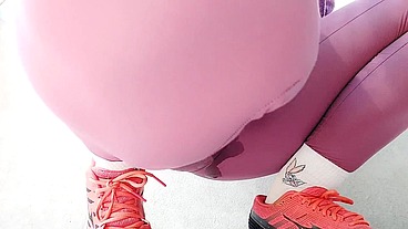 Desperate pee outdoors in sexy yoga pants
