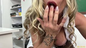 professora milf se masturba ate gozar na sala de aula