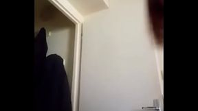 Quand tu rentre et que tu ferme la porte en laissant ton chien dehors et qu'_il...