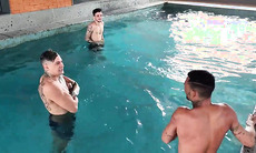 Fodendo o novinho na piscina