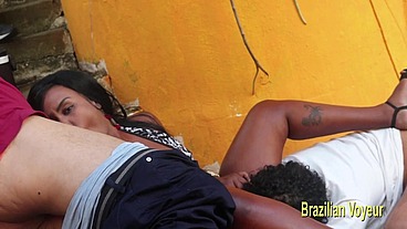Puta transando com dois homens na rua