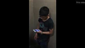 Quay lén anh trai sục cu trong toilet