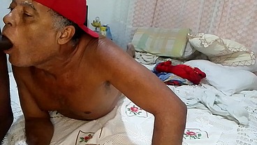 GUGU MOSTRA QUE É CORAJOSO E ENGOLE UMA ROLA ENORME.