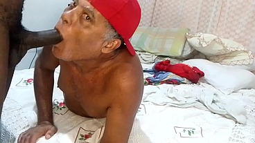 GUGU MOSTRA QUE É CORAJOSO E ENGOLE UMA ROLA ENORME.