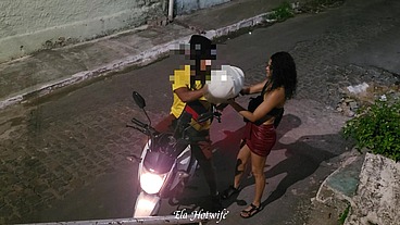 Motoboy Casado Levou o Chifrão da Mulher no Meio da Rua! (Ela Hotwife Official e Rennan Luna)