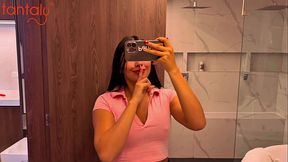 Encuentro a mi hermanastro follando a su mu&ntilde_eca sexual y me pongo cachonda por su gran verga - Tantaly