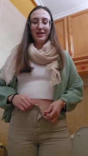 Meando con mi esclavo entre las piernas