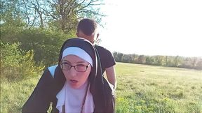 la nonne baise contre le capot