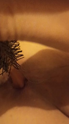 Lola trans puts her hair brush in her ass