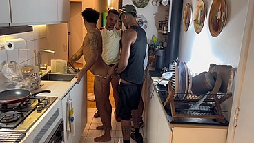 Gang Bang 3 Negão pauzudo XXL leitando femboy Ale Diorio