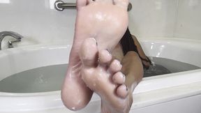 Mommy Wanter Her Wet Wrinkly Ebony Feet Worship