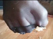 Toast Scheiben mit Füße in FSH zertreten ** Nylon Crush **