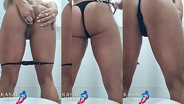 Safada colocando o plug anal no banheiro do clube
