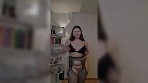 Curvy girl twerks in open black pantyhose and no panties