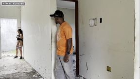 Fui fodida pelo trabalhador na obra.o cara aproveitou que estava me masturbando.pra me foder toda at&eacute_ o cu deixando todo melado de por bosta