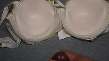 Me vine sobre el bra amarillo de encaje usado de mi mejor amiga, huele a sus tetas (36B)