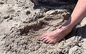 Blonde babe kelley cabbana fucking on public beach