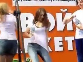 Wet t shirts jeans teasing allumeuses bandantes