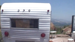 Chelsea Zinn, une blonde, se fait sodomiser violemment lors d&#39;une partouze anale intense avec un gros pénis.