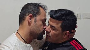 chamei o amigo pra assistir o jogo mas ele queria mesmo era fuder meu cuzinho. nao sabia que ele era tao pauzundo.