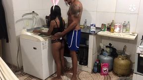 comi a novinha em cima da maquina de lavar