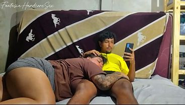 Jugando videojuegos con mi hermanastra y se acuesta en mi regazo... no creeras lo que paso despues