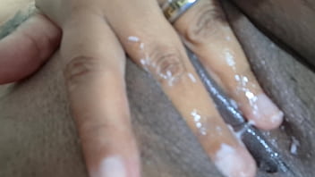 Videochamada Proibida: Nicoly Mattos Leva Leitinho na Bucetinha e Brinca com Porra Escorrendo na Bucetona Peludinha at&eacute_ Gozar de Novo