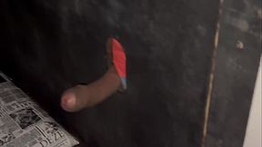 Ro&ccedil_ei minha bunda no pau do neg&atilde_o e ele gozou na minha m&atilde_o no golry hole da casa de swing