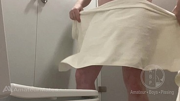 Amateur Caught Pissing Handsfree in Public Toilet