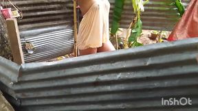 ශාශි කෙල්ල නානවා sri lankan village gir wash room