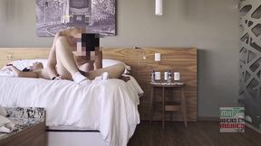 capitalina va hotel para que me la folle pero no puede dejar de hablar con su esposo,