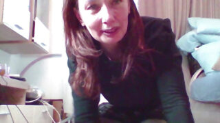 스타킹과 하이힐을 신은 성숙한 여성이 혼자서 항문을 벌리고 있다.