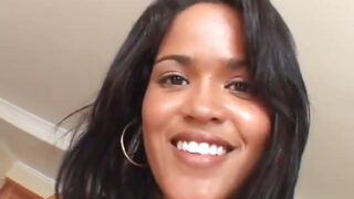 Sevimli 18 yaşındaki siyahi kıza, büyük siyah penisli bir adam tarafından dar kalçasından açık havada yapılan anal ilişki.