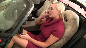 Blonde milf tosses salad and rims, then gives hot facial