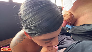 Esposa infiel realizando fantasia de dar a buceta para 2 caras